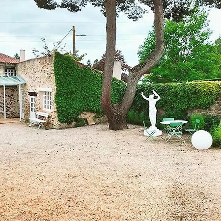 Near Nantes House In Vineyards With Pool
