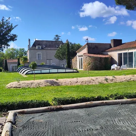 Near Nantes House In Vineyards With Pool