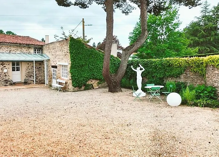 Near Nantes House In Vineyards With Pool