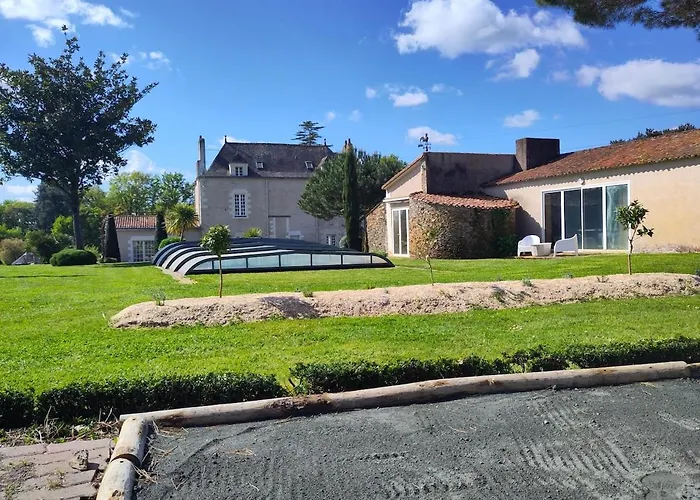 Near Nantes House In Vineyards With Pool